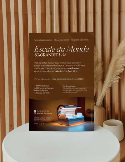 Flyer pour l'institut de beauté "Escale du Monde", mettant en avant un solarium, sur fond chaleureux en bois et pampas.