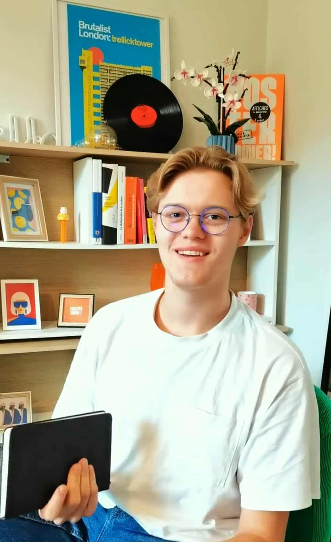 Photographie portrait de Thomas Prouvost sur un fond graphique coloré.