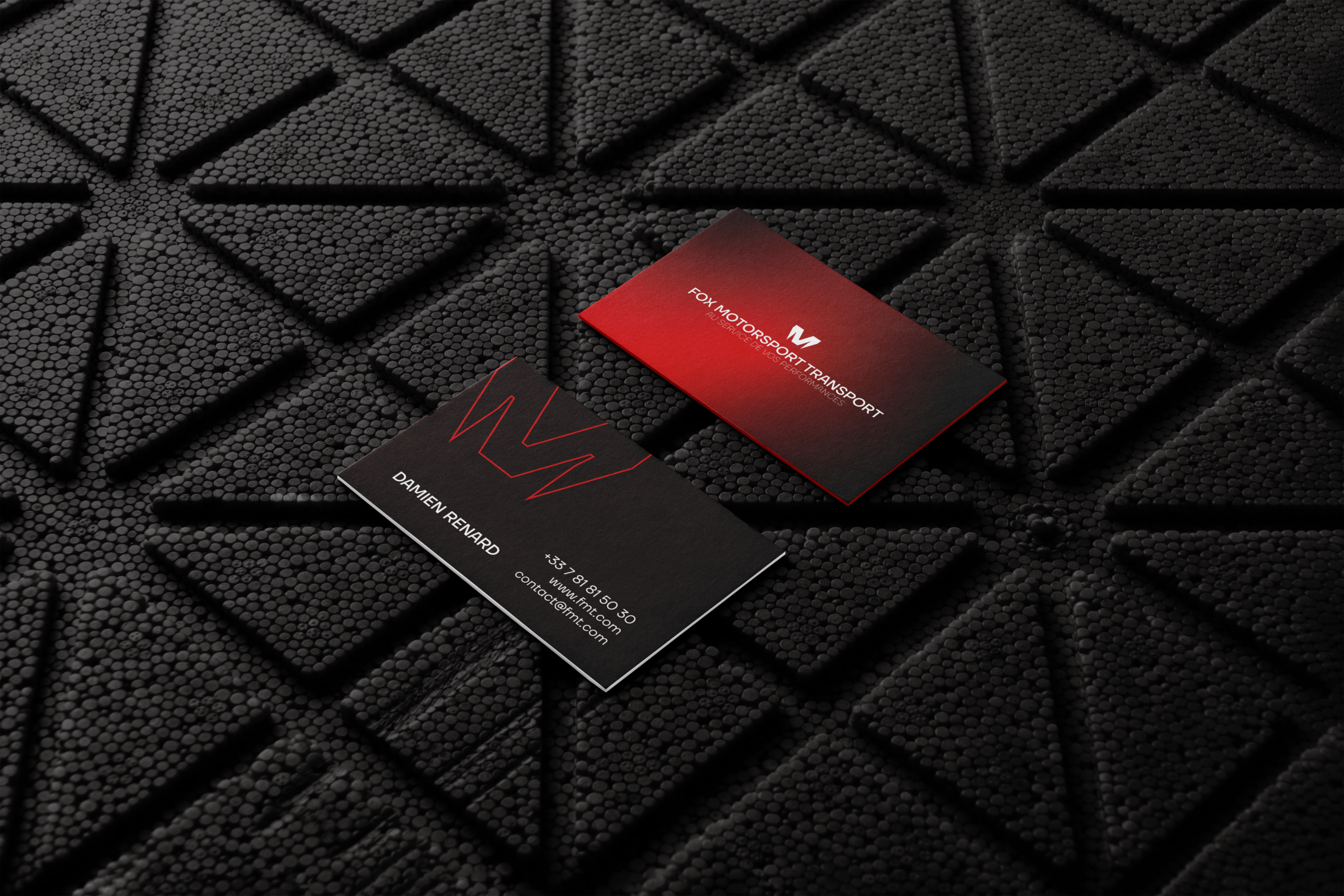Cartes de visites premium recto-verso au fond dégradé rouge et noir pour Fox Motorsport Transport. Arrière plan noir texturé.