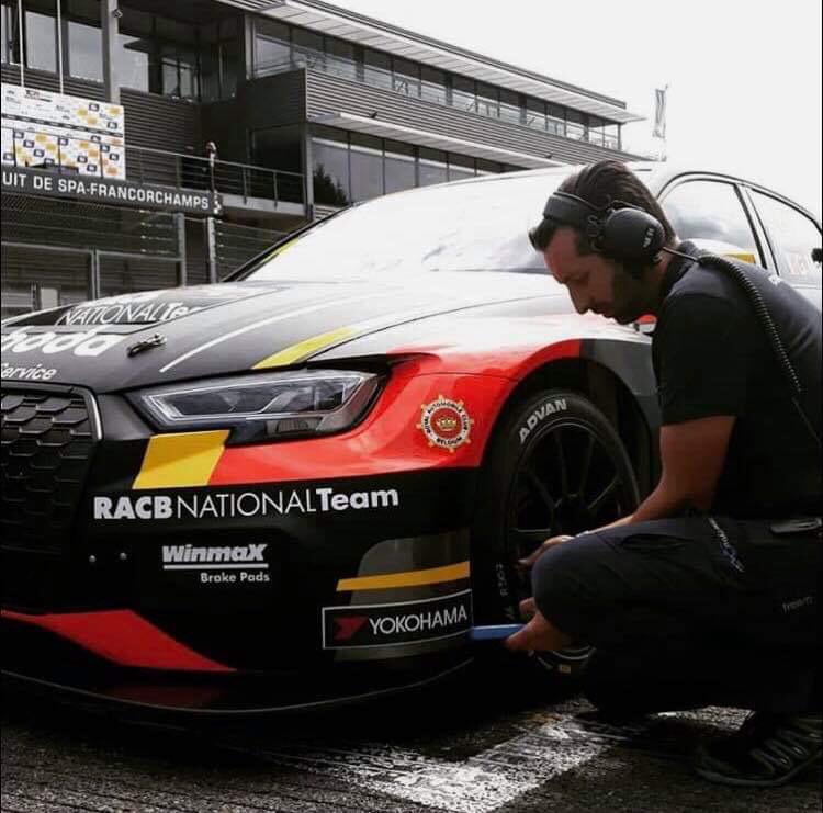 Photographie de Damien Renard, transporteur de véhicules de prestige en train d'assurer une prestation technique sur circuit.