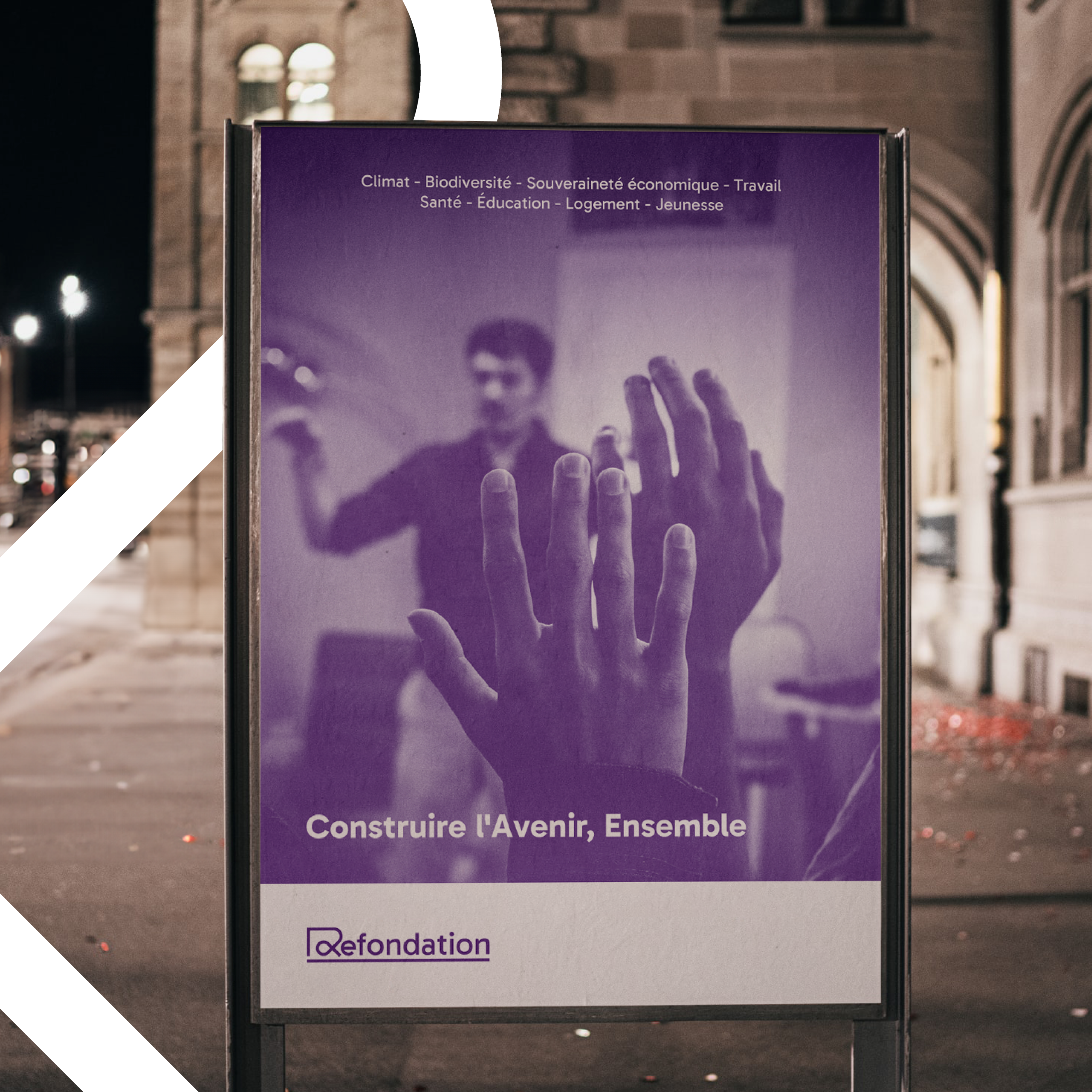 Photographie dans la rue. Affiche institutionnelle promettant l'association étudiante.