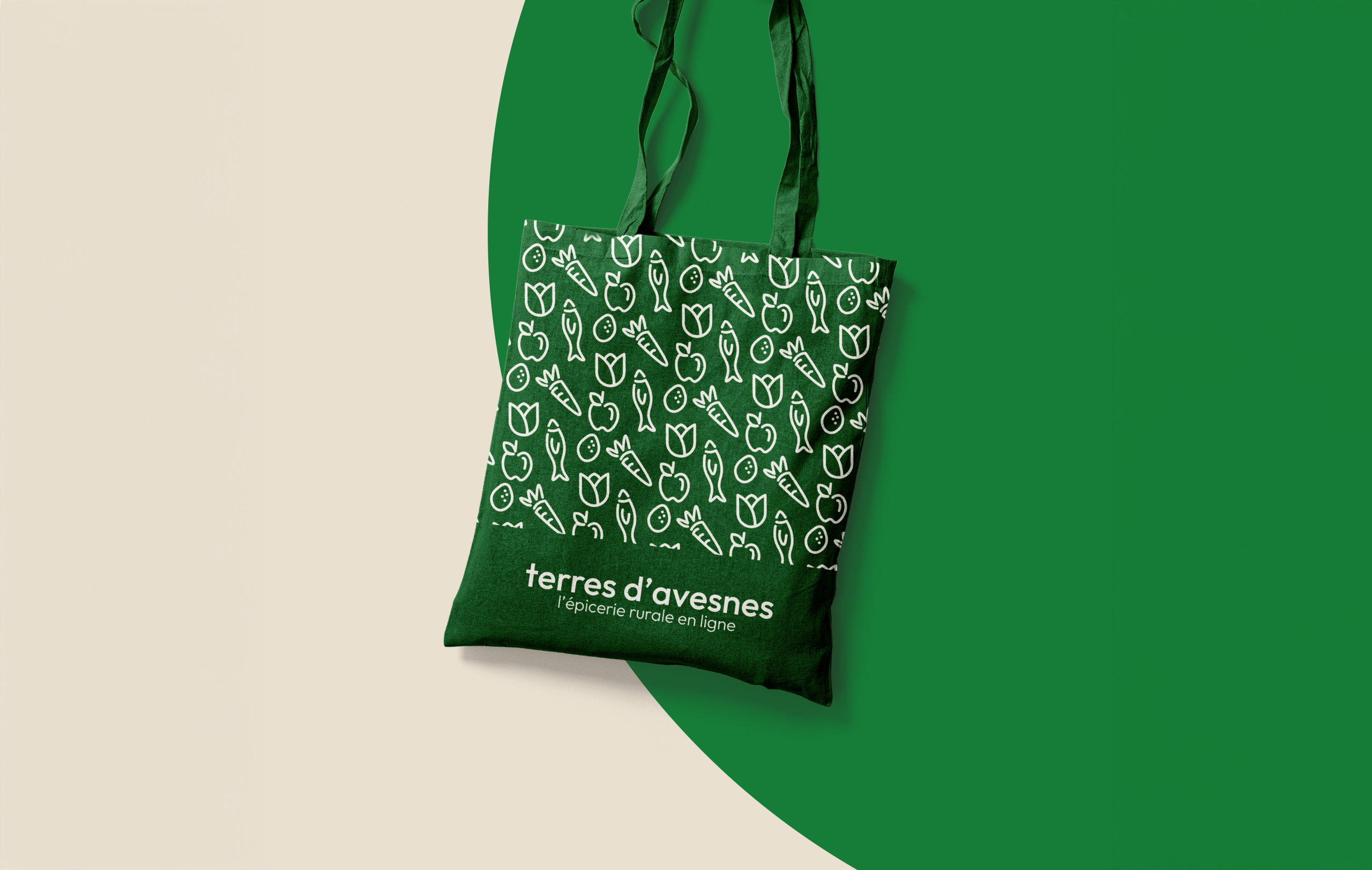 Tote Bag pour une épicerie locale. Tissu vert au motif beige amusant représentant des aliments.