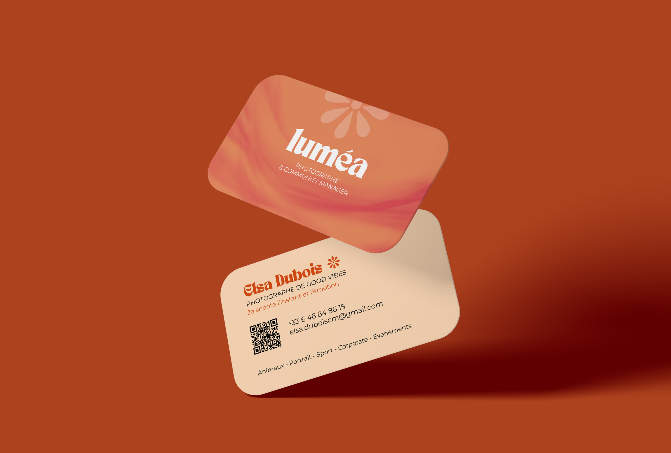 Cartes de visites recto-verso aux couleurs chaudes pêche et beige sur fond orange.
Support de communication imprimé à destination d'une photographe.