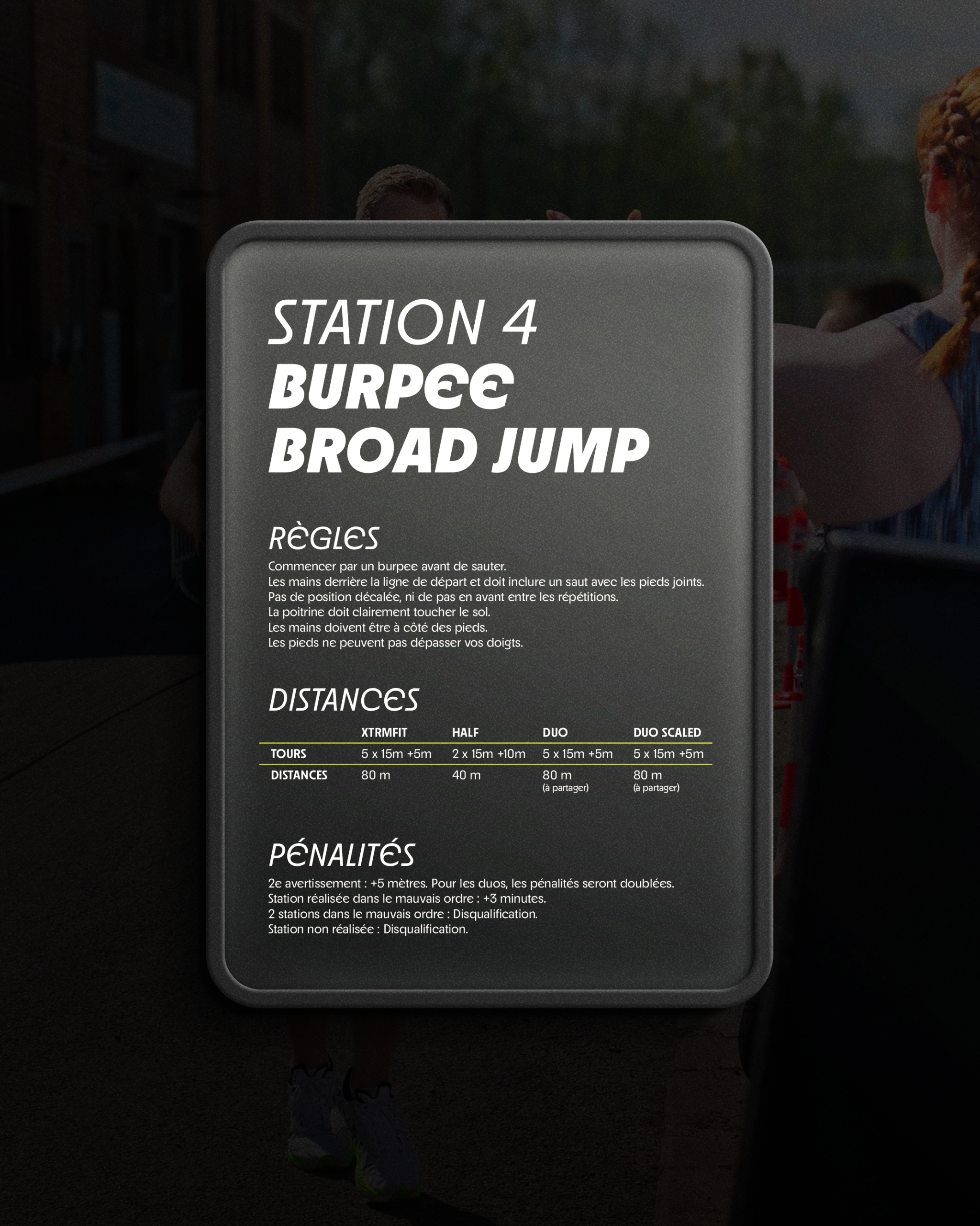Maquette 3d du site web sur un laptop. Présentation des services. Motif vectoriel gourmand en arrière plan.